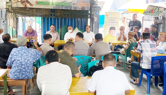 Menjalani masa resesnya, Anggota DPR RI, Rusli Habibie menemui pengunjung Warkop Bawah Menara [foto:dok/timrh]