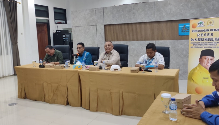 Anggota DPR RI dari Fraksi Partai Golkar, Rusli Habibie saat reses di Gorontalo [foto:dok/tim rh]