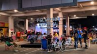 Wali Kota Gorontalo Adhan Dambea duduk di pelataran Sentral Kota Gorontalo, Ahad 7 Desember 2025. [foto:juna/nusantara1]