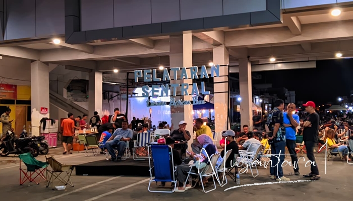 Wali Kota Gorontalo Adhan Dambea duduk di pelataran Sentral Kota Gorontalo, Ahad 7 Desember 2025. [foto:juna/nusantara1]