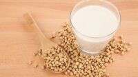 Ilustrasi. Susu Nabati merupakan salah satu yang layak dikonsumsi ketika usia sudah di atas 50 tahun [foto:dok/alodokter]