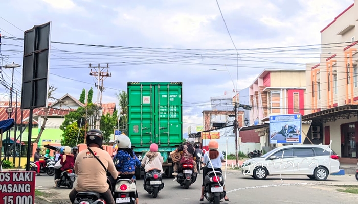 Ini salah satu jalur yang mana truk kontainer boleh melintasi di Kota Gorontalo. [foto:juna/nusantara1]