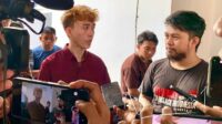 Ferlan Ibrahim (kanan) didampingi juru bahasa Yusril Limbanadi (kiri) saat menjelaskan kronologi dirinya bersama keluarga saat keluar dari maut, Selasa, 16 Desember 2025. [foto:fikar/nusantara1]