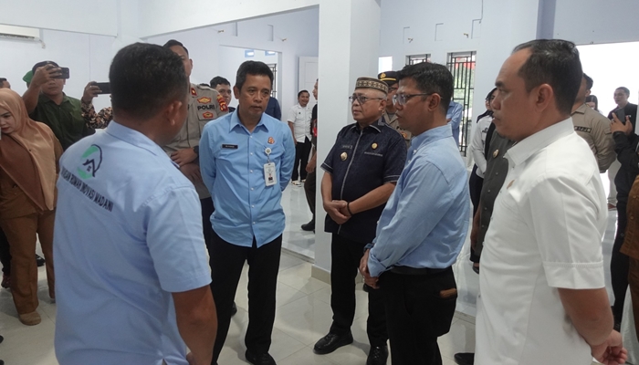 Ketua DPRD Kabupaten Gorontalo, Zulfikar Usira (kemeja putih) saat menghadiri peresmian SPPG di Desa Pilohayanga, Kecamatan Telaga, Selasa 6 Januari 2026 [foto:dok/humas]