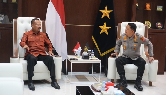 Ketua DPRD Provinsi Gorontalo, Idrus MT. Mopili saat bertemu Kapolda Gorontalo, Irjen Pol. Drs. Widodo [foto:dok/humas]