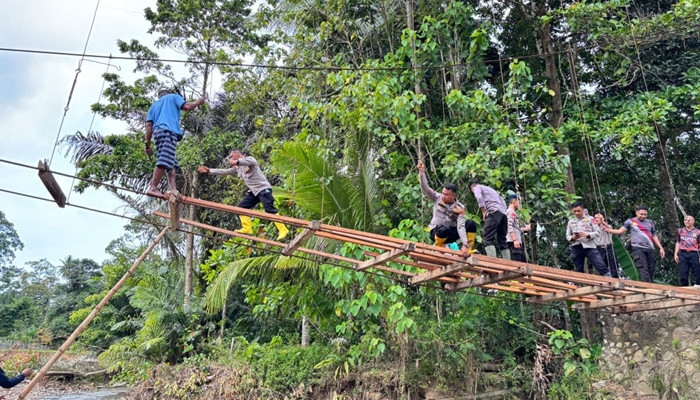 Sat Brimob Polda Gorontalo merespon cepat jembatan yang putus [foto:dok/humas]
