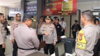 Kapolda Gorontalo, Irjen Pol. Widodo saat mengunjungi ruang Layanan Pengaduan 110 Polres Pohuwato [foto:dok/humas]