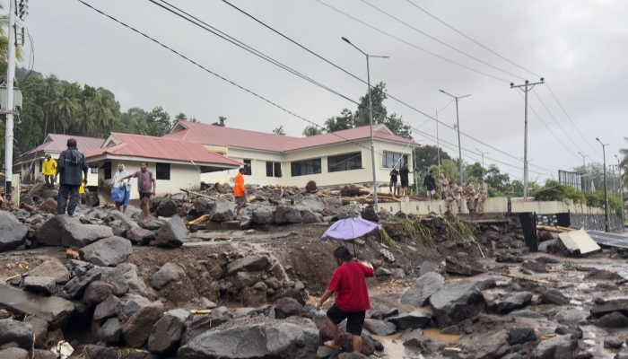 Material batuan memenuhi jalanan pasca banjir bandang di Kabupaten Sitaro, Senin 5 Januari 2026 [foto:dok/bnpb]