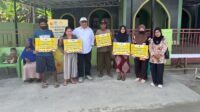 Anggota DPR RI dari Fraksi Partai Golkar, Rusli Habibie (kemeja putih) usai menyerahkan BPBL di Bone Bolango [foto:dok/tim rusli habibie]