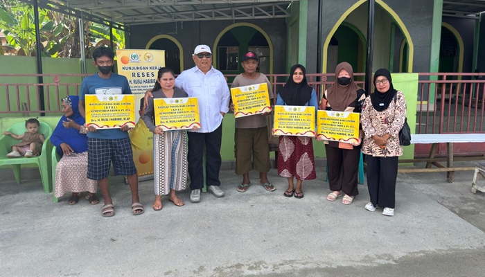 Anggota DPR RI dari Fraksi Partai Golkar, Rusli Habibie (kemeja putih) usai menyerahkan BPBL di Bone Bolango [foto:dok/tim rusli habibie]