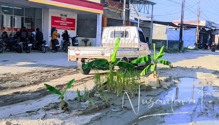 Jalan rusak di Desa Hulawa Kecamatan Telaga. [foto:juna/nusantara1]