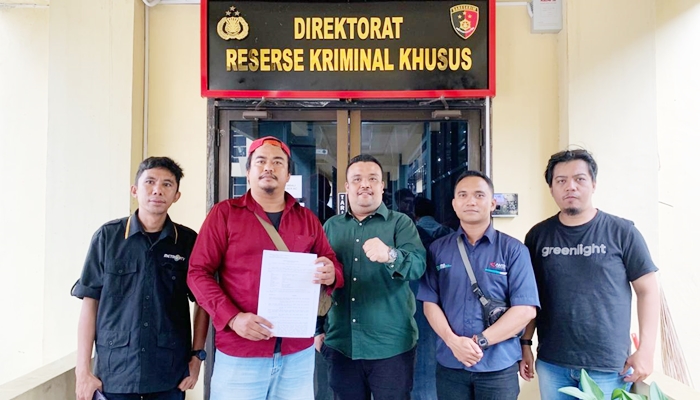 I Kadek Sugiarta (kemeja merah) usai melapor bersama pengacaranya dan saksi-saksi lainnya. [foto:dok/gopos]