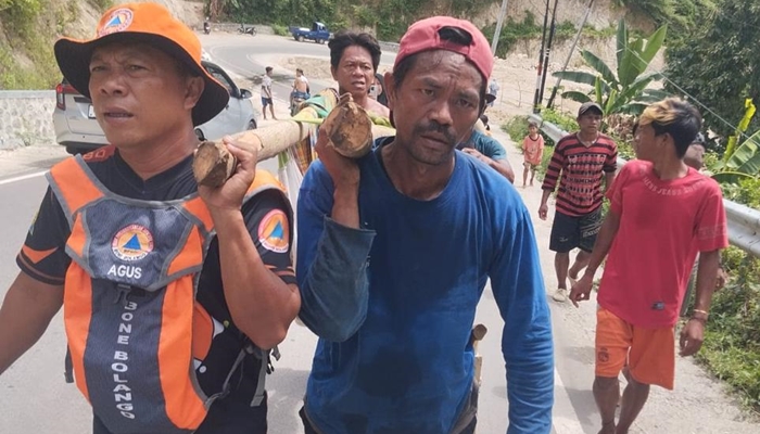 Warga saat menandu mayat korban tertimpa longsor di Desa Olele, Kecamatan Kabila Bone, Kabupaten Bone Bolango. [foto:ist/bpbdbonebolango]