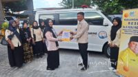 Ketua DPD Partai Golkar Gorontalo yang juga Wakil Gubernur Gorontalo, Idah Syahidah saat menyerahkan bantuan mobil ambulance ke Ketua YPMG, Raden Sahi. [foto:nusantara1]