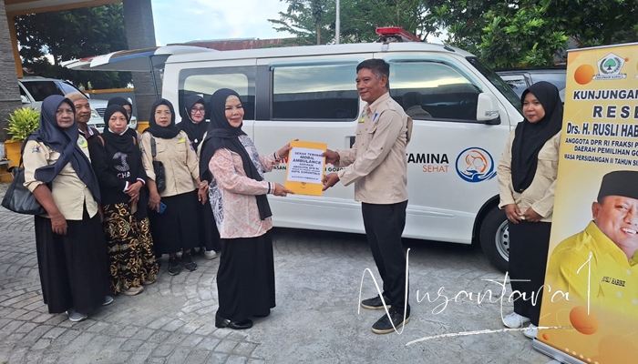 Ketua DPD Partai Golkar Gorontalo yang juga Wakil Gubernur Gorontalo, Idah Syahidah saat menyerahkan bantuan mobil ambulance ke Ketua YPMG, Raden Sahi. [foto:nusantara1]