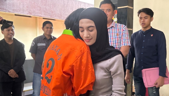 Pelaku dan korban saat berdamai dalam konferensi pers di Polresta Gorontalo Kota, Selasa, 6 Januari 2026. [foto:fikar/nusantara1]