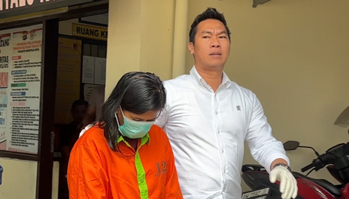 Pelaku saat digiring polisi dalam konferensi pers, Selasa 6 Januari 2026. [foto:fikar/nusantara1]
