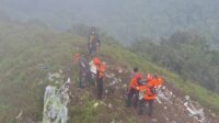 Penampakan badan dan ekor pesawat ATR yang hilang kontak kini ditemukan di lereng Gunung Bulusaraung [foto:dok/basarnas]