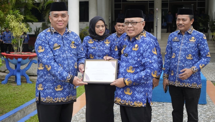 Bupati Gorontalo, Sofyan Puhi saat menerima sertifikat rekor Museum Rekor Indonesia (MURI) dengan capaian 57.936 akseptor IUD. [foto:dok/humas]