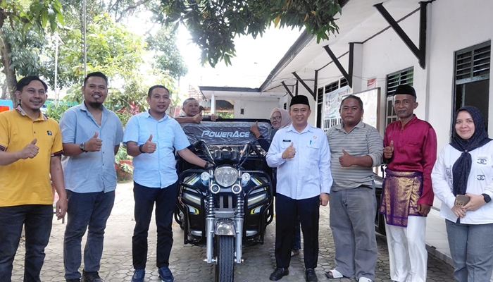 Anggota DPRD Provinsi Gorontalo, Ghalieb Lahidjun (ketiga dari kiri) saat reses di Kelurahan Kayubulan, Limboto [foto:dok/tim]