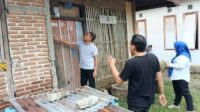 Anggota DPRD Provinsi Gorontalo, Ghalieb Lahidjun saat memastikan pemasangan listrik gratis dapat terealisasi [foto:dok/humas]