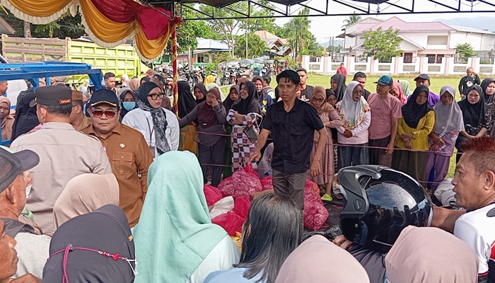 010 Pasar Murah Pasar Murah yang diselenggarakan Pemkab Gorontalo guna mengendalikan inflasi [foto:dok}