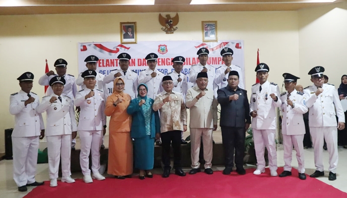 Bupati dan Wakil Bupati Gorontalo, Sofyan Puhi dan Toni Junus foto bersama usai elantikan [foto:dok]