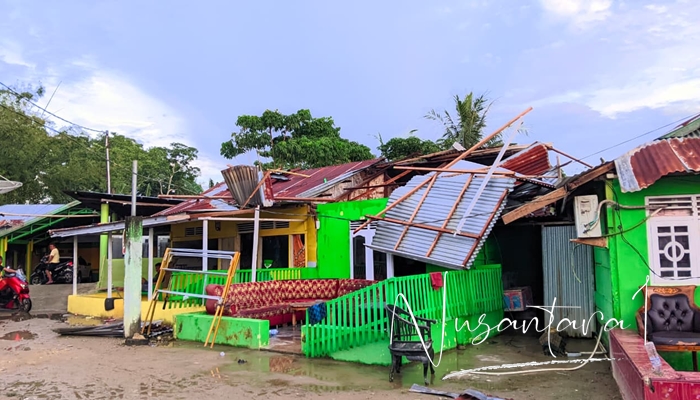 Sejumlah rumah warga rusak di Tibawa akibat hembusan angin kencang. [foto:juna/nusantara1]