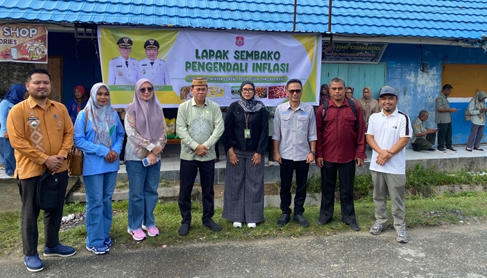 Foto bersama Sekda Bone Bolango, Iwan Mustapa dengan stakeholder dan jajaran Polres Bone Bolango usai meresmikan Toko Pengendalian Inflasi di Pasar Kamis [foto:dok/humaspolres]