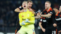 Penjaga Gawang Como, Jean Butez saat merayakan kemenangannya usia mengalahkan Napoli lewat adu penalti Semifinal Coppa Italia [foto:dok/goal.com]