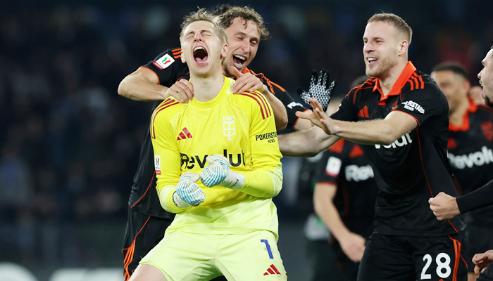 Penjaga Gawang Como, Jean Butez saat merayakan kemenangannya usia mengalahkan Napoli lewat adu penalti Semifinal Coppa Italia [foto:dok/goal.com]