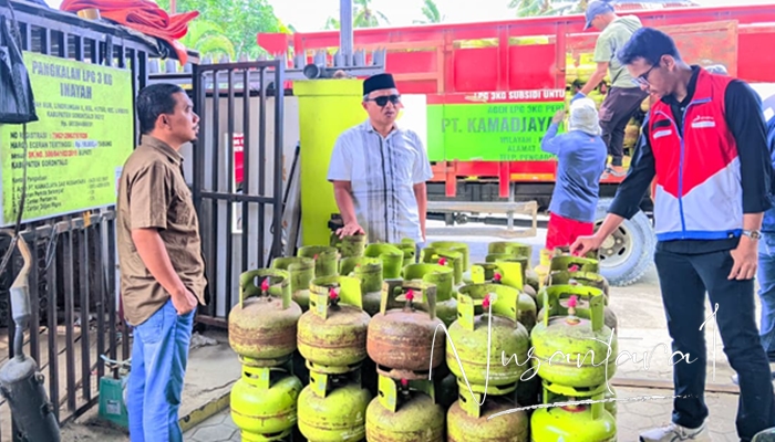 Sales Brand Manager (SBM) Gas Gorontalo, Fakih (pakai rompi merah) saat diwawancarai awak media. [foto:juna/nusantara1]