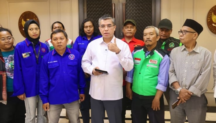 Menteri Ketenagakerjaan (Menaker) Yassierli (kemeja putih) bersama ojol [foto:dok/humas]