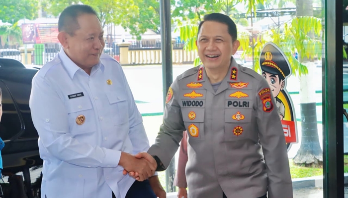 Kapolda Gorontalo Irjen Pol. Drs. Widodo menyambut Gubernur Gorontalo, Gsnar Ismail saat datang ke Rapim [foto:dok/humas]