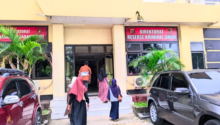 Korban saat melaporkan di Polda Gorontalo terkait kejadian yang dialami [foto:dok]