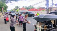Ditlantas Polda Gorontalo saat membagikan takjil bagi pengendara. [foto:juna/nusantara1]