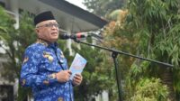 Bupati Gorontalo, Sofyan Puhi saat memberikan sambutan apel Korpri di lingkungan Kabupaten Gorontalo. [foto:humas]