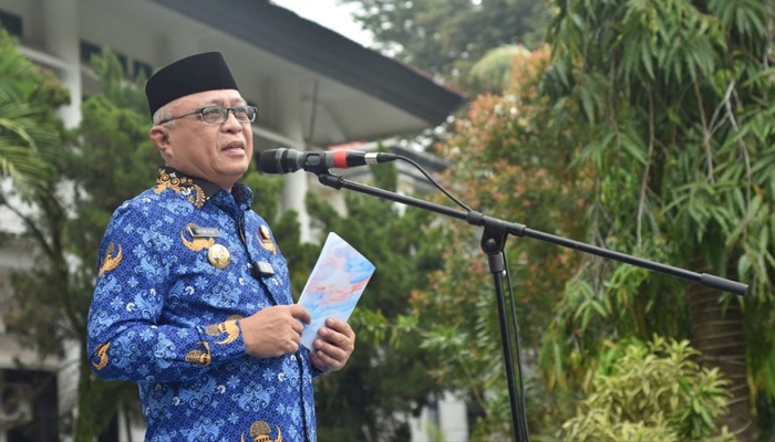Bupati Gorontalo, Sofyan Puhi saat memberikan sambutan apel Korpri di lingkungan Kabupaten Gorontalo. [foto:humas]