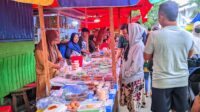 Warga berburu takjil di bawah menara Limboto. [foto:juna/nusantara1]