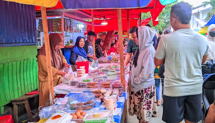 Warga berburu takjil di bawah menara Limboto. [foto:juna/nusantara1]