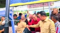 Ketua DPRD Kabgor melayani masyarakat yang membeli pangan bersubsidi. [foto:juna/nusantara1]