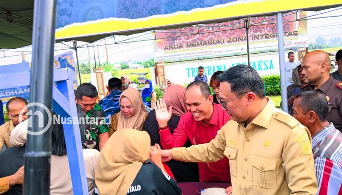 Ketua DPRD Kabgor melayani masyarakat yang membeli pangan bersubsidi. [foto:juna/nusantara1]