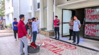 Mahasiswa menggelar aksi guna mempertanyakan sikap BK terhadap salah seorang anggota DPRD Kabupaten Gorontalo [foto:dok]