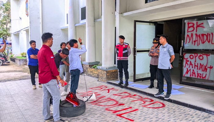 Mahasiswa menggelar aksi guna mempertanyakan sikap BK terhadap salah seorang anggota DPRD Kabupaten Gorontalo [foto:dok]
