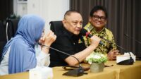 Anggota DPR RI, Rusli Habibie (tengah) saat berkunjung ke Kantor PT PLN (Persero) Gorontalo. [foto:dok/tim rh]