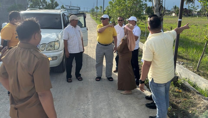 Anggota DPR RI dari Fraksi Partai Golkar, Rusli Habibie saat melakukan kunjungan pengawasan terkait Jalan Usaha Tani [foto:dok/tim rh]