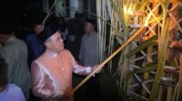 Ketua DPRD Kabupaten Gorontalo, Zulfikar Usira saat menyalakan lampu botol pada pelaksanaan tradisi Tumbilotohe, Senin 16 Maret 2026 [foto:dok/humas]