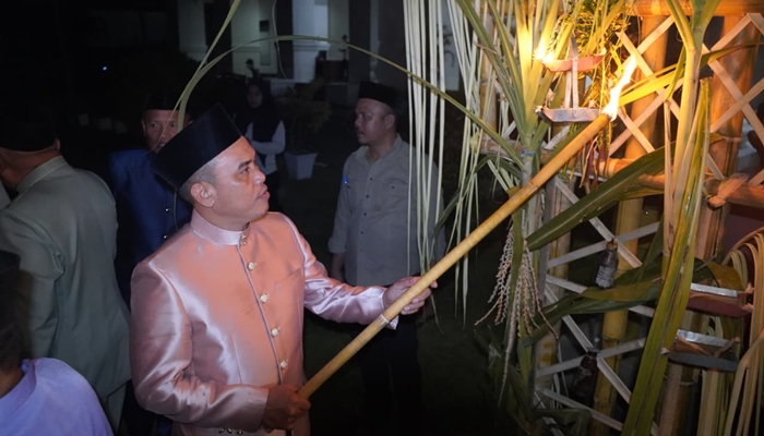 Ketua DPRD Kabupaten Gorontalo, Zulfikar Usira saat menyalakan lampu botol pada pelaksanaan tradisi Tumbilotohe, Senin 16 Maret 2026 [foto:dok/humas]