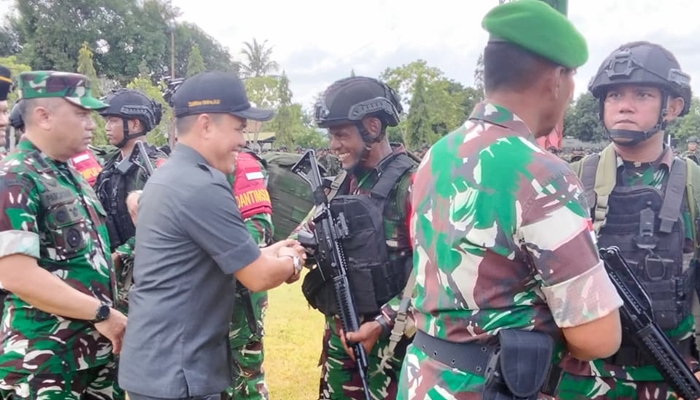 Ketua DPRD Kabupaten Gorontalo, Zulfikar Usira saksikan pelepasan satgas pamtas RI-PNG di Gorontalo. [foto:dok/humas]