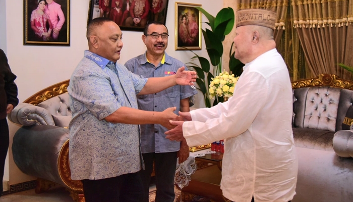 Anggota DPR RI, Rusli Habibie (kiri) saat bertemu dengan tokoh Bone Bolango, Kilat Wartabone [foto:dok/tim rh]